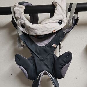 Ergobaby Carrier in Gray and White
